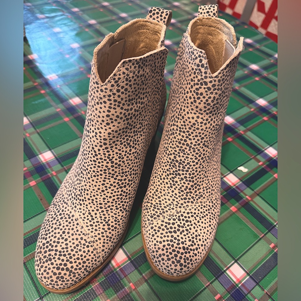 Tom’s Leopard Suede print booties in pristine condition size 7.5